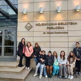 Wychowankowie przed wejściem do Wojewódzkiej Biblioteki Publicznej im. Witolda Gombrowicza w Kielcach.