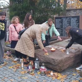 Porządkowanie  pomnika.