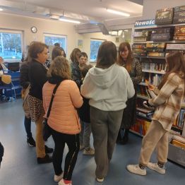 Uczniowie otrzymali od Pani bibliotekarki zakładki do książek.