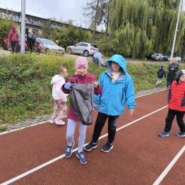 Uczniowie klas I-III sprzątają okolice wokół szkoły