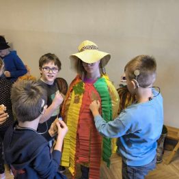 Uczniowie klas I-III tworzą strój jesienny