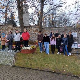 Uczniowie na Cmentarzu Partyzanckim w Kielcach.