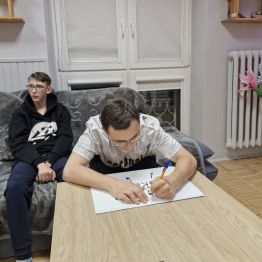 Kolejny z wychowanków dopisuje swoje myśli na temat "agresji" na plakacie 