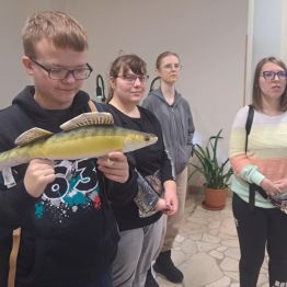 Wychowankowie trzymają w rękach "suma" maskotkę. 