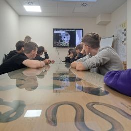 Wychowankowie uważnie oglądają zaprezentowany film edukacyjny.