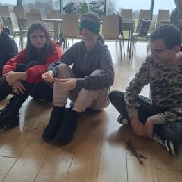 Wychowanka odgaduje, jaki przedmiot wylosował z "magicznego pudełka".