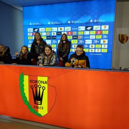 Wychowankowie w sali konferencyjnej.