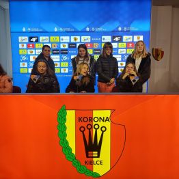Wychowankowie w sali konferencyjnej.