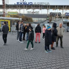 Wychowankowie przed wejściem na stadion piłkarski „Suzuki Arena”. 