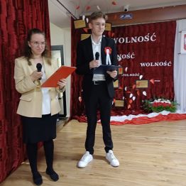 Dziewczynka i chłopiec jako narratorzy
