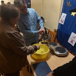 Wróżbita – Pan Mariusz odczytuje przyszłość wychowawczyni – Pani Joannie z wróżenia: „Lanie woskiem”.