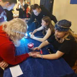 Wróżka Jolanta odczytuje przyszłość wychowawczyni – Pani Annie, wróżąc z „ręki”.