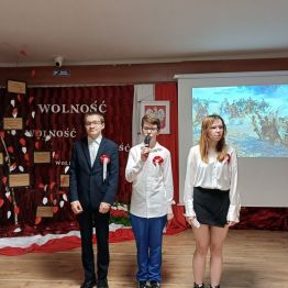 Uczniowie recytują wiersze