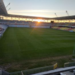 Stadion piłkarski o zachodzie słońca - widziany z trybun.