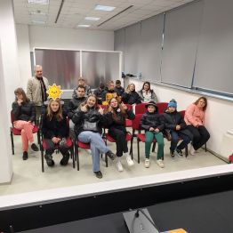Wychowankowie w sali konferencyjnej.