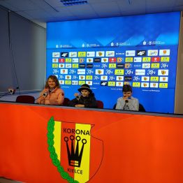 Wychowankowie w sali konferencyjnej.