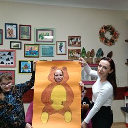Hania w misiowej ramce z Mają i wychowawcą. 