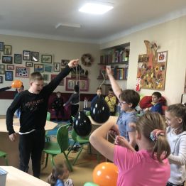 Zabawa balonami podczas przygotowywania ścianki na Dzień Dyni. 
