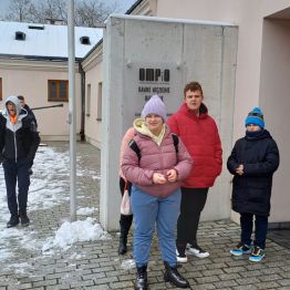 Nasi uczniowie pod budynkiem OMPiO