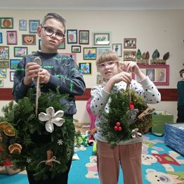 Olek i Emilka prezentują świąteczne wianki.