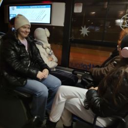 Dziewczynki w autobusie miejskim.