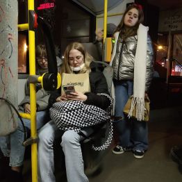 Dziewczynki w autobusie miejskim.