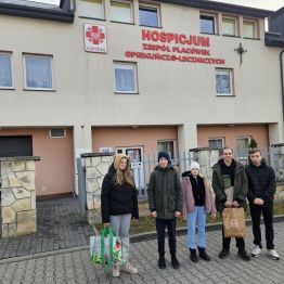 Uczniowie przed budynkiem hospicjum