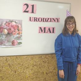 Solenizantka kończy 21 lat.