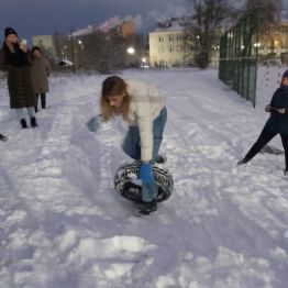 Dziewczynka zjeżdża z górki na „oponie”