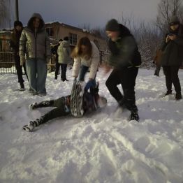 Wychowankowie podczas wesołych harców na śniegu.