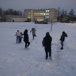 Wychowankowie podczas wesołych harców na śniegu.