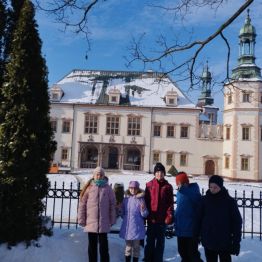 Dzieci stoją w tle Pałacu Biskupów Krakowskich