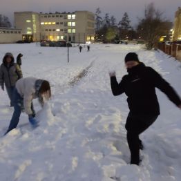 Zabawy ze śniegiem.