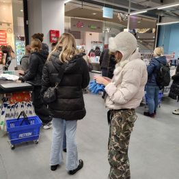 Wychowanki czekają w kolejce do kasy.