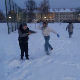 Zadowolona wychowanka rzuca śniegiem.