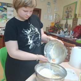 Marianka przelewa składniki na ciasto do większej misy. 