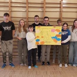 Wychowankowie pozują z plakatem wykonanym w ramach Tygodnia Przyjaźni