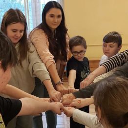Okrąg przyjaźni utworzony przez wychowanków 
