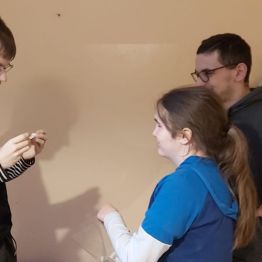 Wychowanek odczytuje sentencje z miłym zdaniem