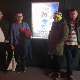 wychowankawie przed wejściem na seans filmowy