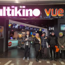 przed kinem po skończeniu oglądania filmu