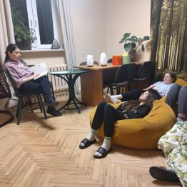 Podopieczni z zaciekawieniem słuchają historii pt.: „Czarna wrona”, czytaną przez Panią Basię.