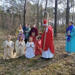 uczniowie prezentują inscenizację chrztu, dziewczynki klęczą