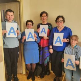 Dzieci w niebieskich strojach z literą A - solidarni dla autyzmu