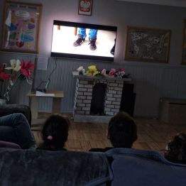 Wychowankowie w trakcie oglądania filmu "Cudowny chłopak"