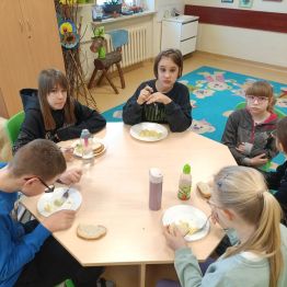 Grupa uczniów konsumuje przygotowaną jajecznicę z gęsich jaj.