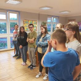 Dzieci oczekały na wyniki, a pani przeczytała testy z prawidłowymi odpowiedziami.