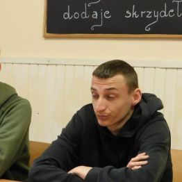 chłopcy oglądają film o emocjach