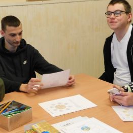 chłopcy omawiają karty pracy, zajęcia o emocjach