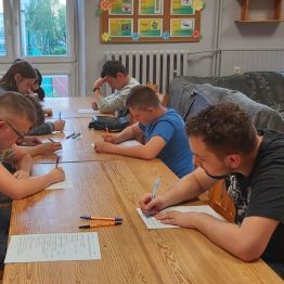 Dzieci uczestnuczą w konkursie wiedzy.